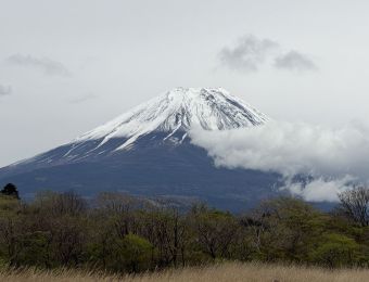 Fuji dans les nuages