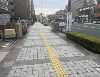 Toujours cette ligne jaune sur le trottoir