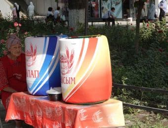Vendeuse de boisson le Kefir