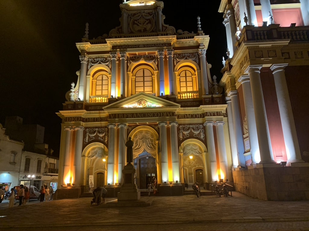 Iglesia de Salta por la noche