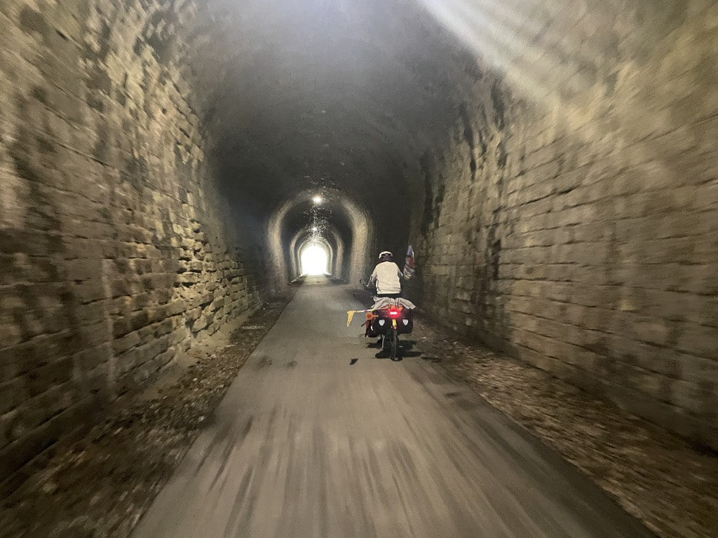 Tunnel sur une ancienne voie de chemin de fer