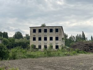 Beaucoup de bâtiments abandonnés