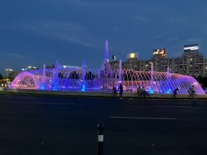 Bucarest et ses jets d'eau la nuit