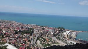 Ciudad de Trabzon junto al mar negro