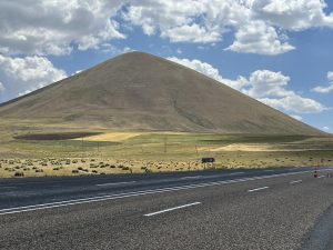 Una colina y una superficie de carretera difícil