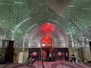Decoraciones brillantes dentro de la mezquita.