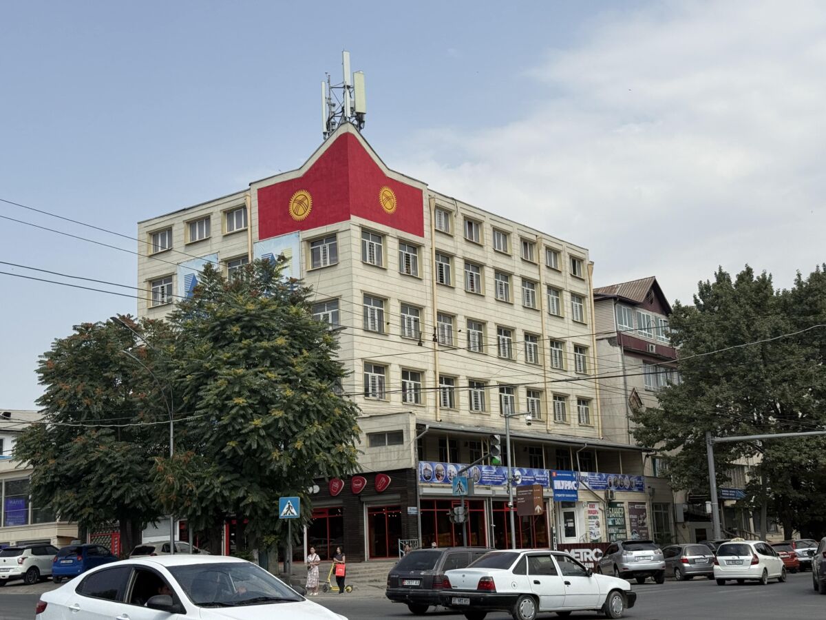 En rouge le symbole du drapeau du Kirghizistan