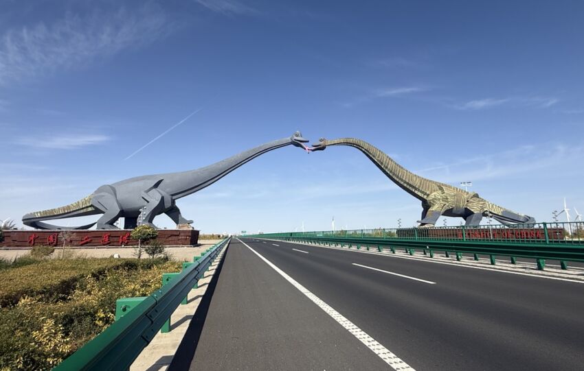 Le baiser des brontosaures au-dessus de l'autoroute