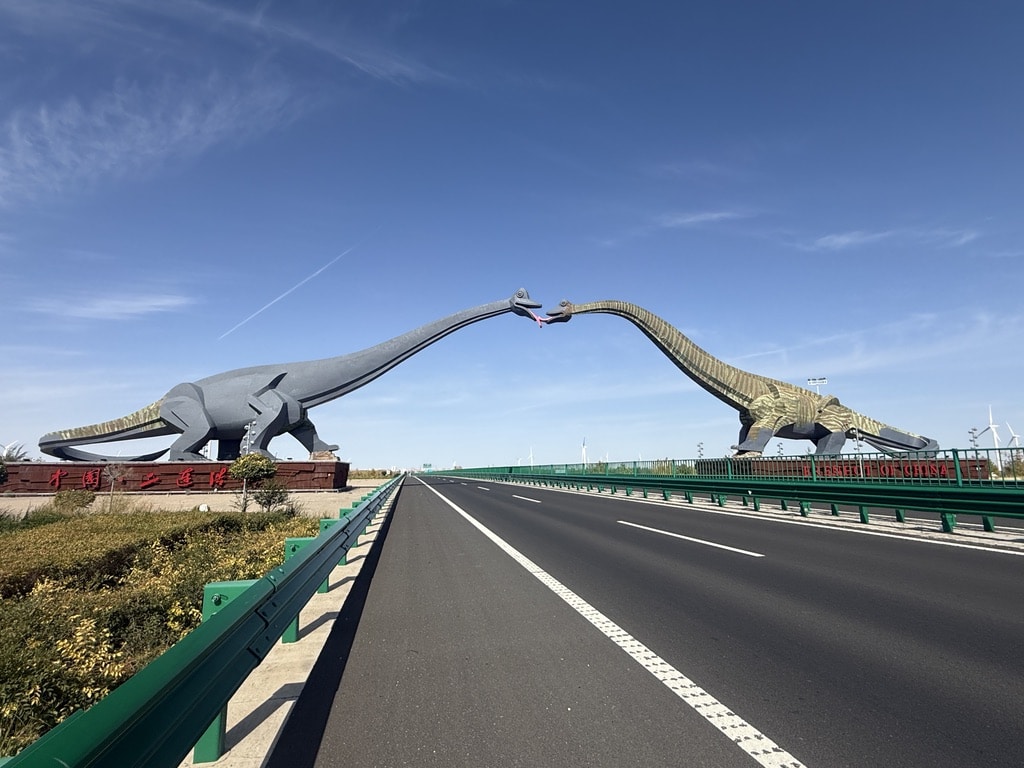 Le baiser des brontosaures au-dessus de l'autoroute